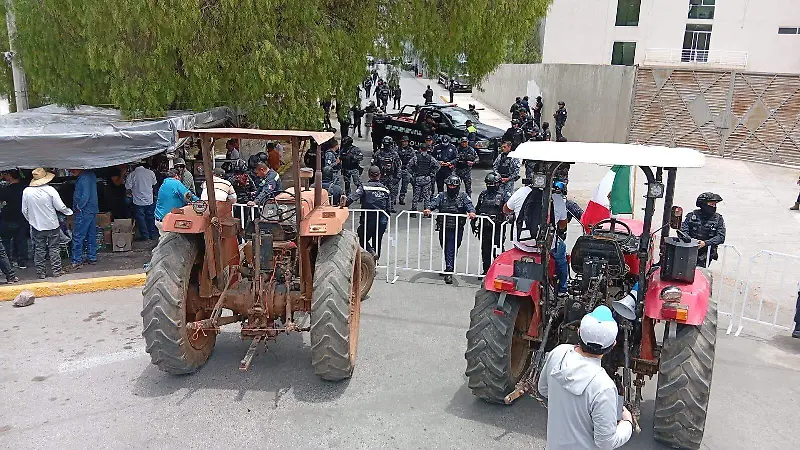 Protesta de productores de frijol en el Multiforo de Zacatecas